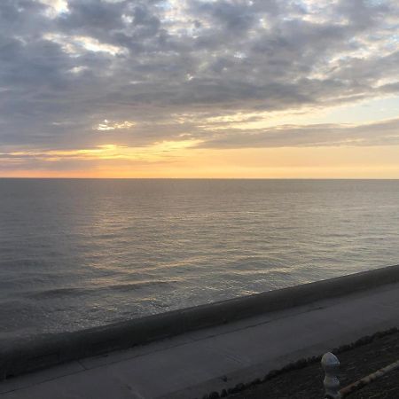 Town Center Large 2 Bedroom Apartment- Sleeps Up To 6 - Dogs Welcome - 2 Minutes From Train Station Блекпул Екстер'єр фото
