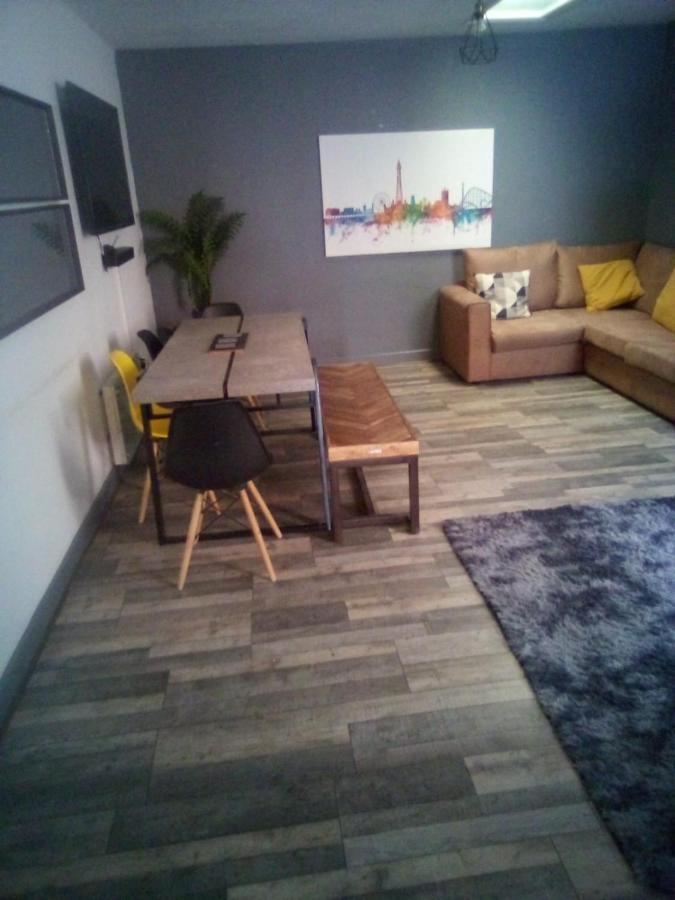 Town Center Large 2 Bedroom Apartment- Sleeps Up To 6 - Dogs Welcome - 2 Minutes From Train Station Блекпул Екстер'єр фото
